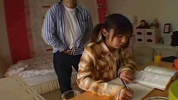 آسوکا، عیار نوازشگر فیلم سوپر پسر با مادر ژاپنی، از بابای شاخدار استقبال می کند